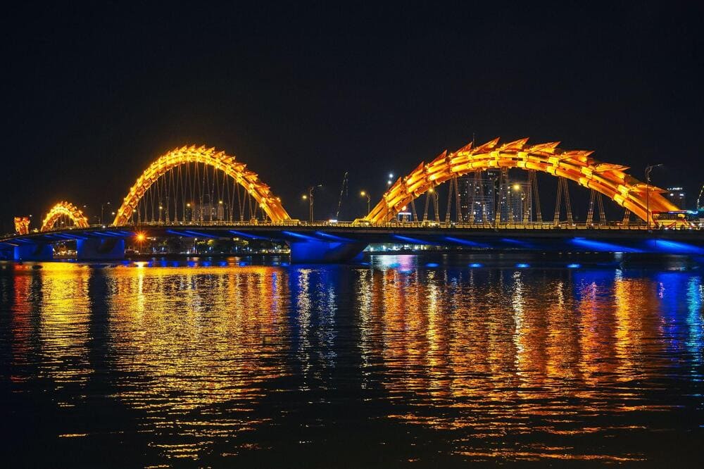 Cầu Rồng Đ&agrave; Nẵng lung linh v&agrave;o ban đ&ecirc;m (Nguồn: Freepik)